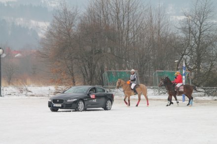 Wprowadzenie drużyn na boisko przez samochód